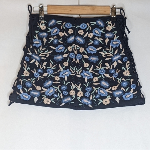 ZARA MINI SKIRT FITSXS EMBROIDERED FLORAL NAVY BLUE LACE UP SIDES BOHO CALI CHIC - Picture 6 of 9